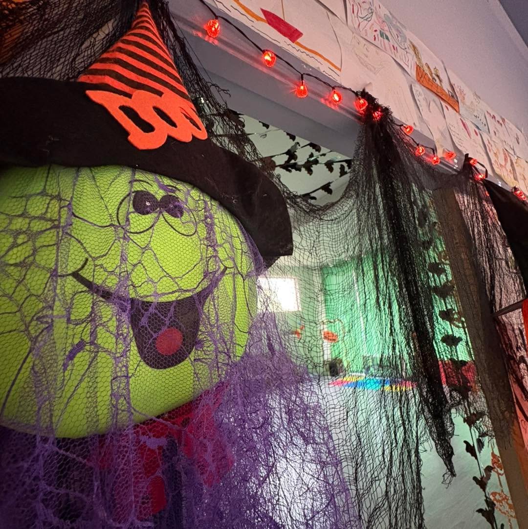 Παιδιά στο Halloween Party του Καλειδοσκοπίου Ελευσίνας γεμάτα γέλια, μουσική και μαγικά παιχνίδια