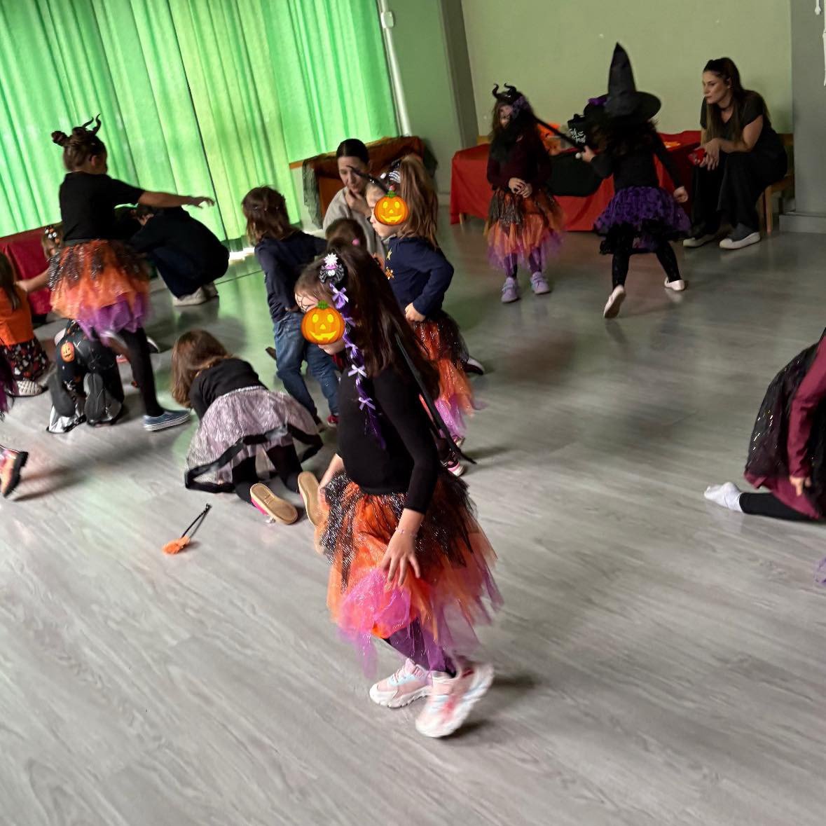 Παιδιά στο Halloween Party του Καλειδοσκοπίου Ελευσίνας γεμάτα γέλια, μουσική και μαγικά παιχνίδια