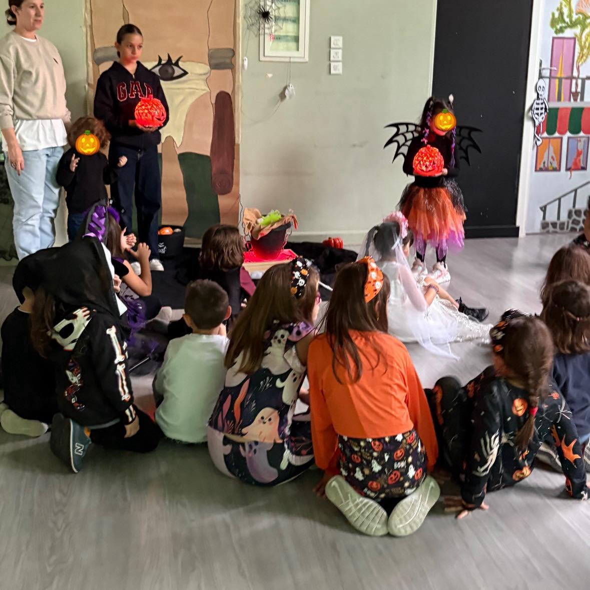 Παιδιά στο Halloween Party του Καλειδοσκοπίου Ελευσίνας γεμάτα γέλια, μουσική και μαγικά παιχνίδια