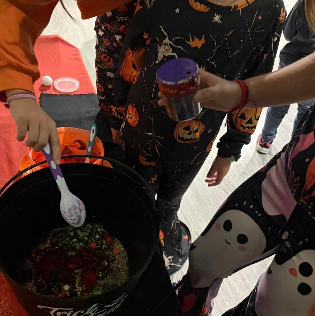 Παιδιά στο Halloween Party του Καλειδοσκοπίου Ελευσίνας γεμάτα γέλια, μουσική και μαγικά παιχνίδια