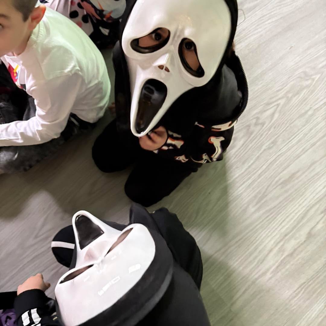 Παιδιά στο Halloween Party του Καλειδοσκοπίου Ελευσίνας γεμάτα γέλια, μουσική και μαγικά παιχνίδια
