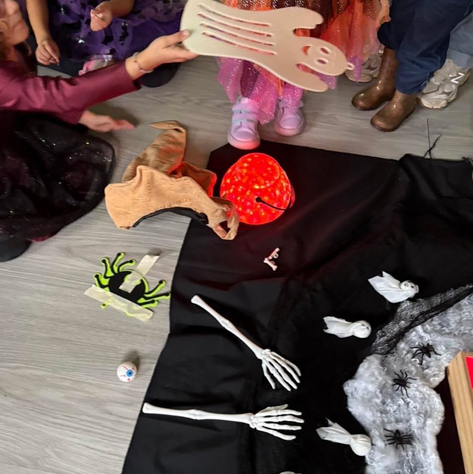 Παιδιά στο Halloween Party του Καλειδοσκοπίου Ελευσίνας γεμάτα γέλια, μουσική και μαγικά παιχνίδια