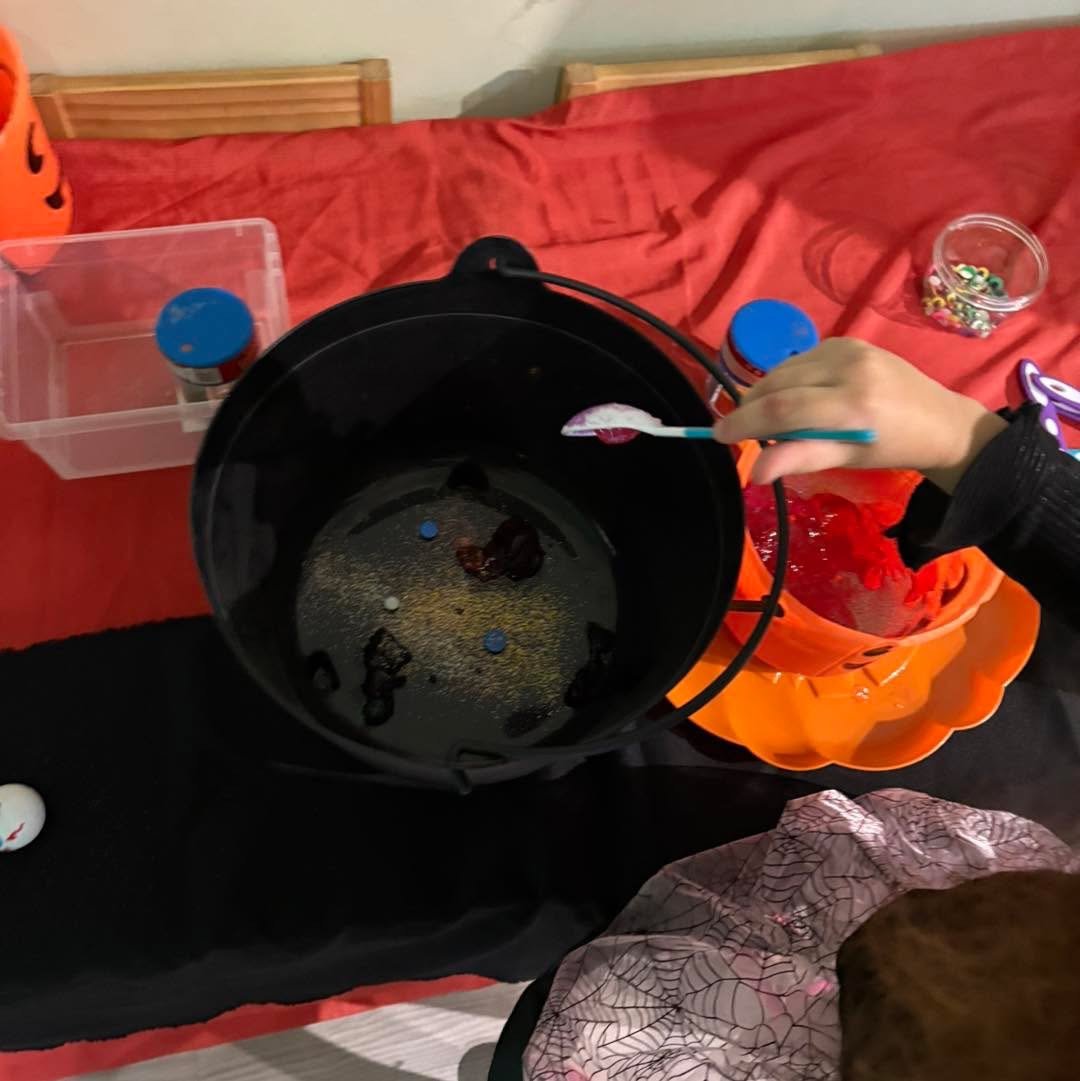 Παιδιά στο Halloween Party του Καλειδοσκοπίου Ελευσίνας γεμάτα γέλια, μουσική και μαγικά παιχνίδια
