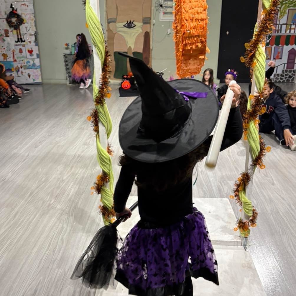 Παιδιά στο Halloween Party του Καλειδοσκοπίου Ελευσίνας γεμάτα γέλια, μουσική και μαγικά παιχνίδια