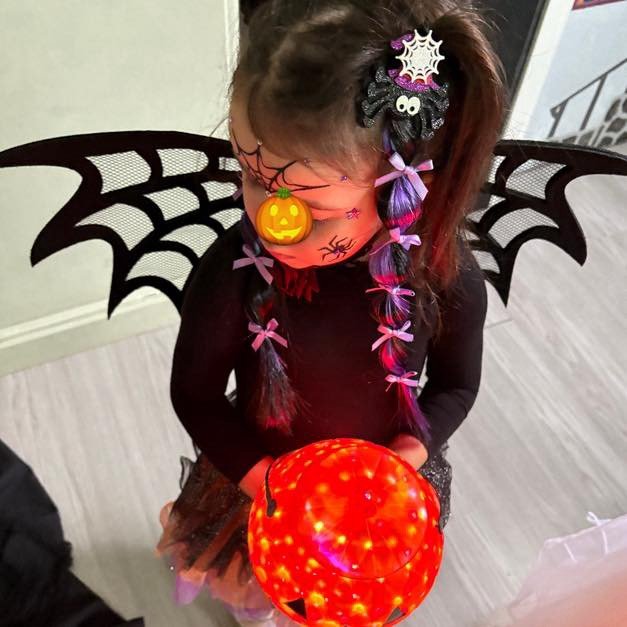 Παιδιά στο Halloween Party του Καλειδοσκοπίου Ελευσίνας γεμάτα γέλια, μουσική και μαγικά παιχνίδια
