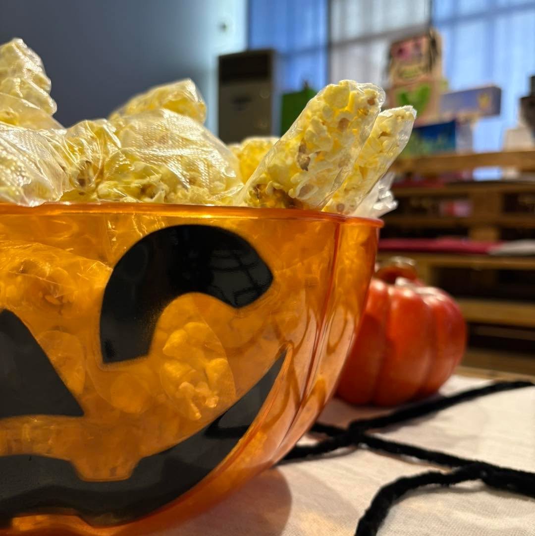 Παιδιά στο Halloween Party του Καλειδοσκοπίου Ελευσίνας γεμάτα γέλια, μουσική και μαγικά παιχνίδια