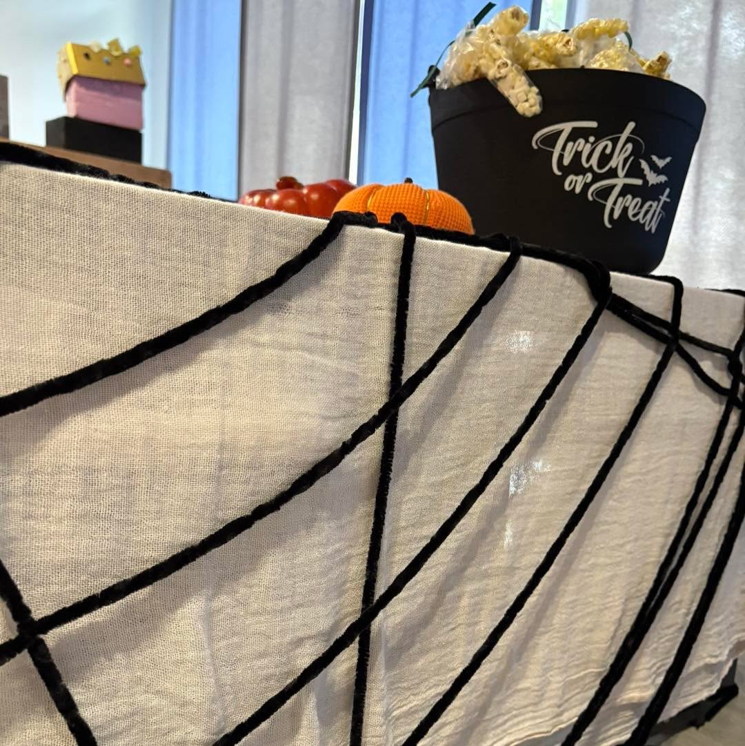 Παιδιά στο Halloween Party του Καλειδοσκοπίου Ελευσίνας γεμάτα γέλια, μουσική και μαγικά παιχνίδια