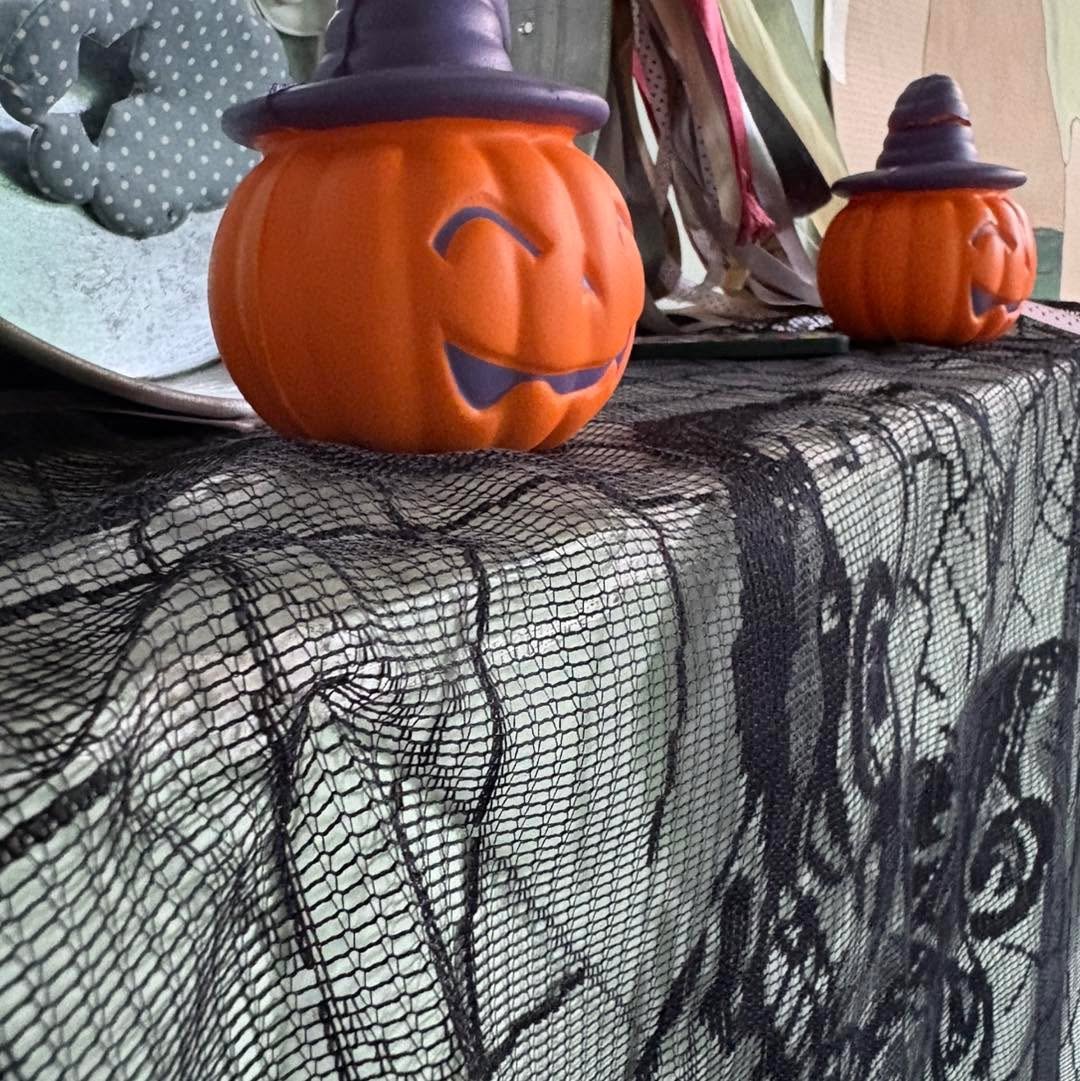 Παιδιά στο Halloween Party του Καλειδοσκοπίου Ελευσίνας γεμάτα γέλια, μουσική και μαγικά παιχνίδια