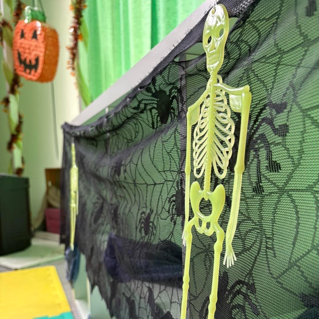 Παιδιά στο Halloween Party του Καλειδοσκοπίου Ελευσίνας γεμάτα γέλια, μουσική και μαγικά παιχνίδια