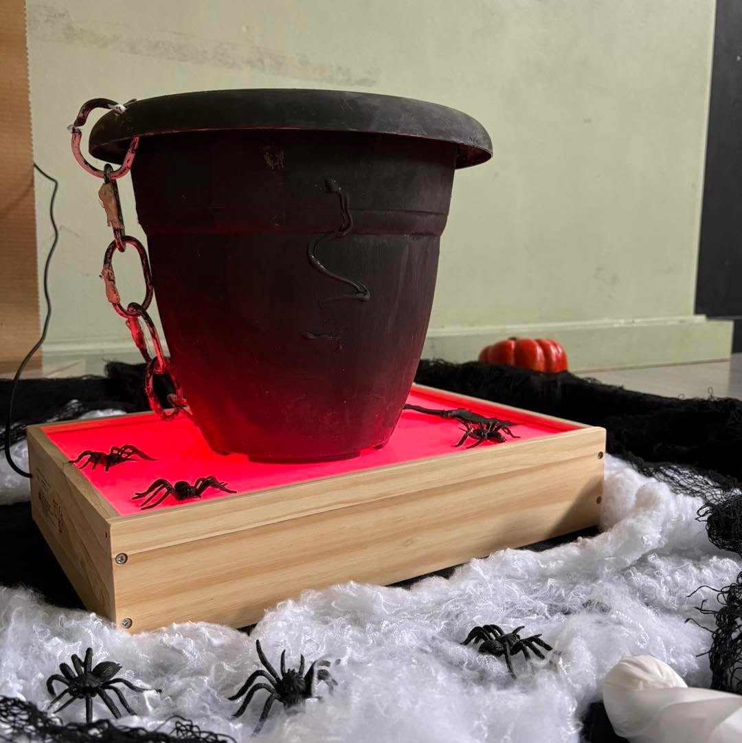 Παιδιά στο Halloween Party του Καλειδοσκοπίου Ελευσίνας γεμάτα γέλια, μουσική και μαγικά παιχνίδια