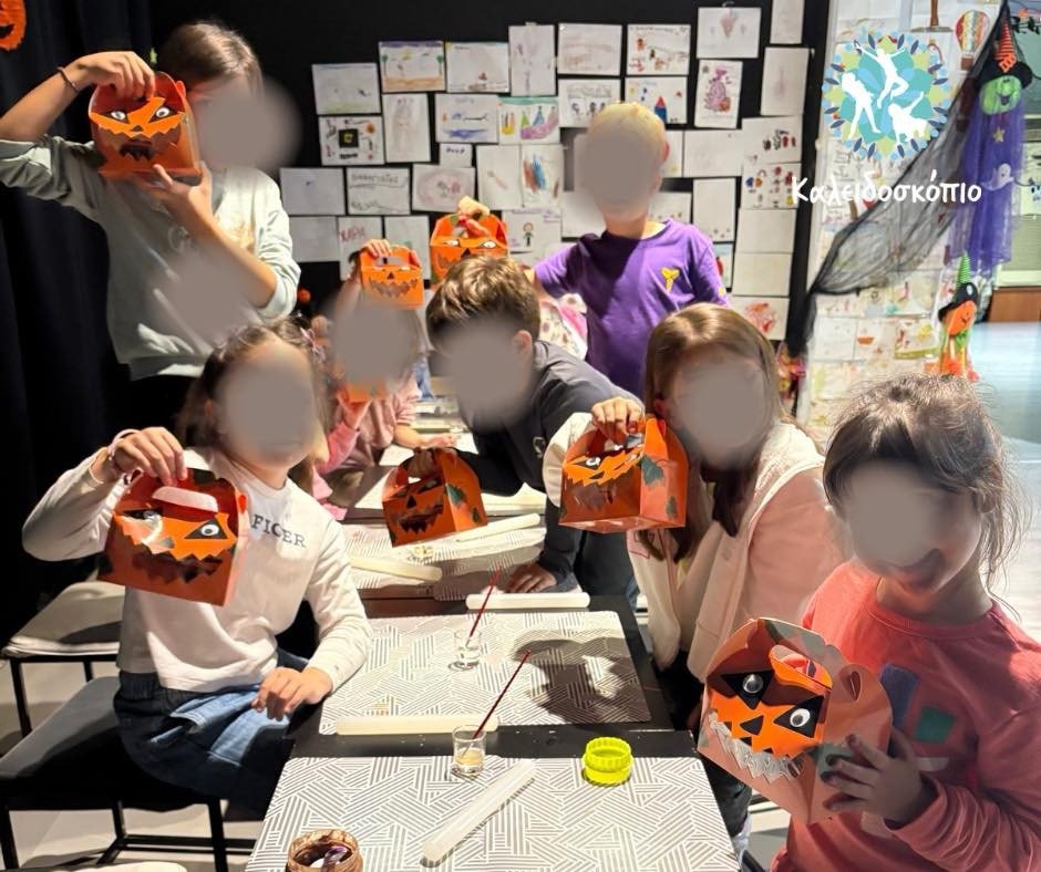 Παιδιά φτιάχνουν spooky Halloween cupcakes στο Καλειδοσκόπιο Ελευσίνας – δημιουργικό εργαστήρι γεμάτο γέλια και φαντασία