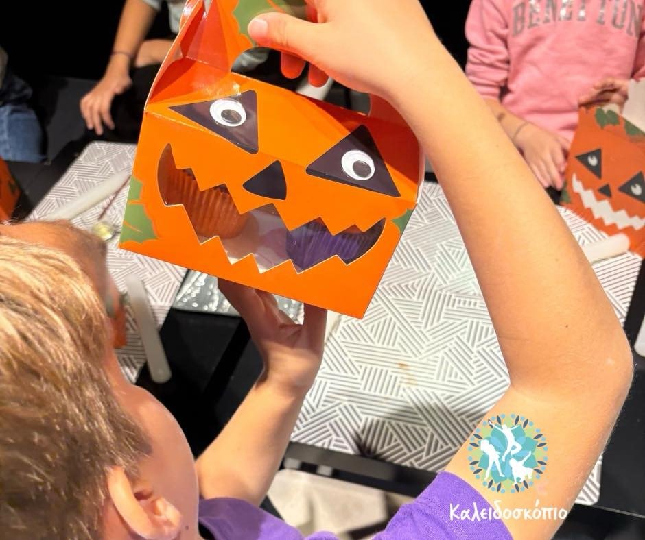 Παιδιά φτιάχνουν spooky Halloween cupcakes στο Καλειδοσκόπιο Ελευσίνας – δημιουργικό εργαστήρι γεμάτο γέλια και φαντασία