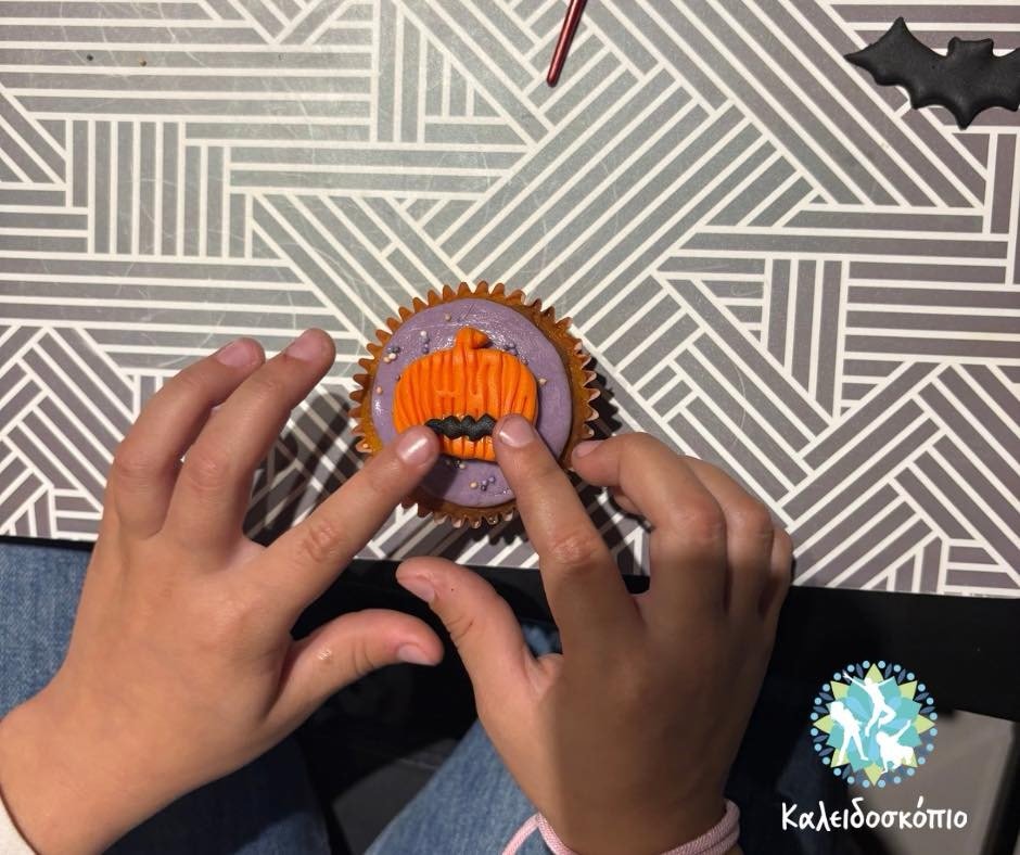 Παιδιά φτιάχνουν spooky Halloween cupcakes στο Καλειδοσκόπιο Ελευσίνας – δημιουργικό εργαστήρι γεμάτο γέλια και φαντασία