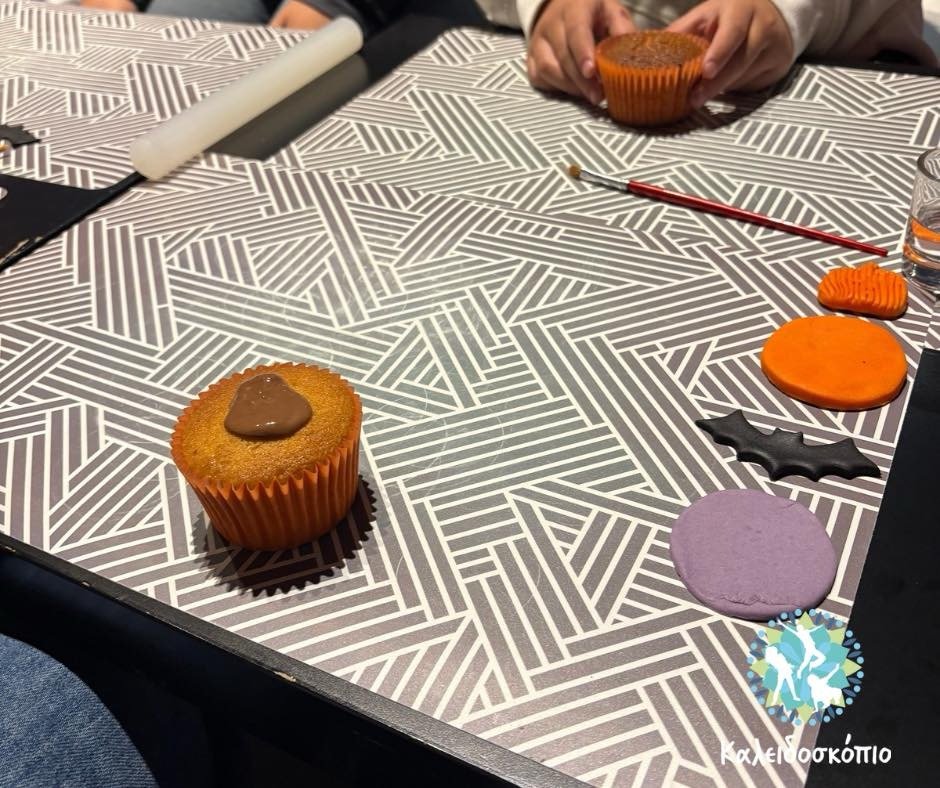 Παιδιά φτιάχνουν spooky Halloween cupcakes στο Καλειδοσκόπιο Ελευσίνας – δημιουργικό εργαστήρι γεμάτο γέλια και φαντασία