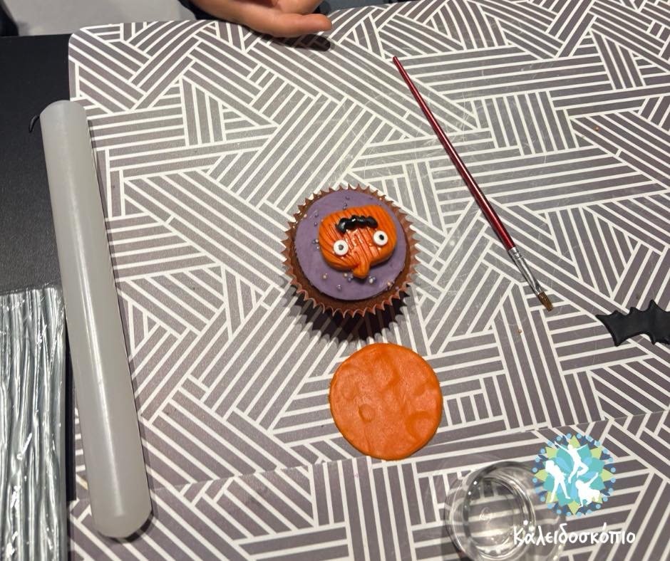 Παιδιά φτιάχνουν spooky Halloween cupcakes στο Καλειδοσκόπιο Ελευσίνας – δημιουργικό εργαστήρι γεμάτο γέλια και φαντασία