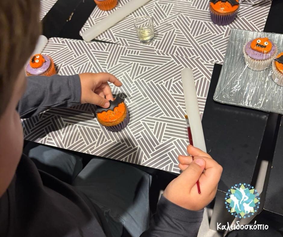 Παιδιά φτιάχνουν spooky Halloween cupcakes στο Καλειδοσκόπιο Ελευσίνας – δημιουργικό εργαστήρι γεμάτο γέλια και φαντασία