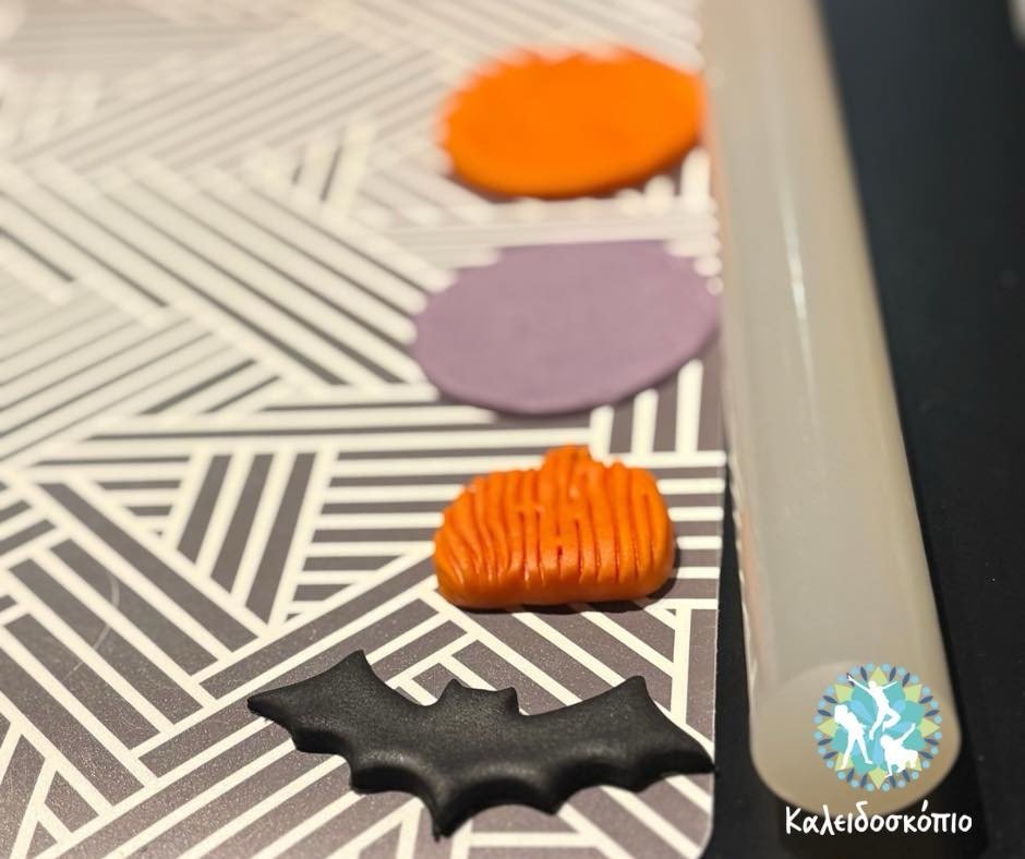 Παιδιά φτιάχνουν spooky Halloween cupcakes στο Καλειδοσκόπιο Ελευσίνας – δημιουργικό εργαστήρι γεμάτο γέλια και φαντασία