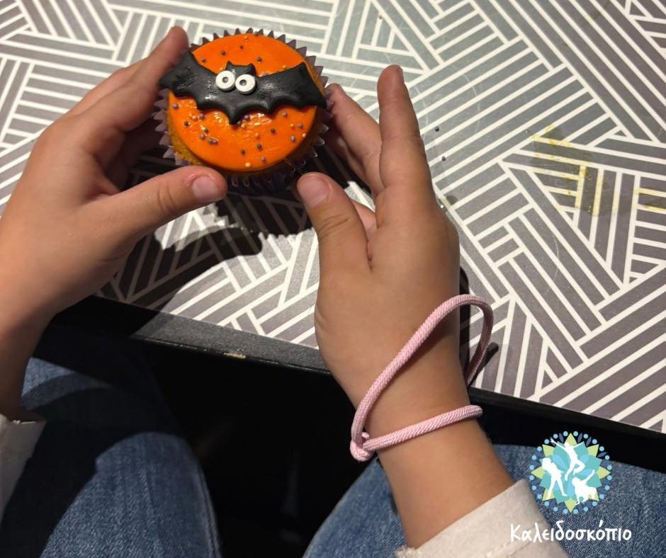 Παιδιά φτιάχνουν spooky Halloween cupcakes στο Καλειδοσκόπιο Ελευσίνας – δημιουργικό εργαστήρι γεμάτο γέλια και φαντασία
