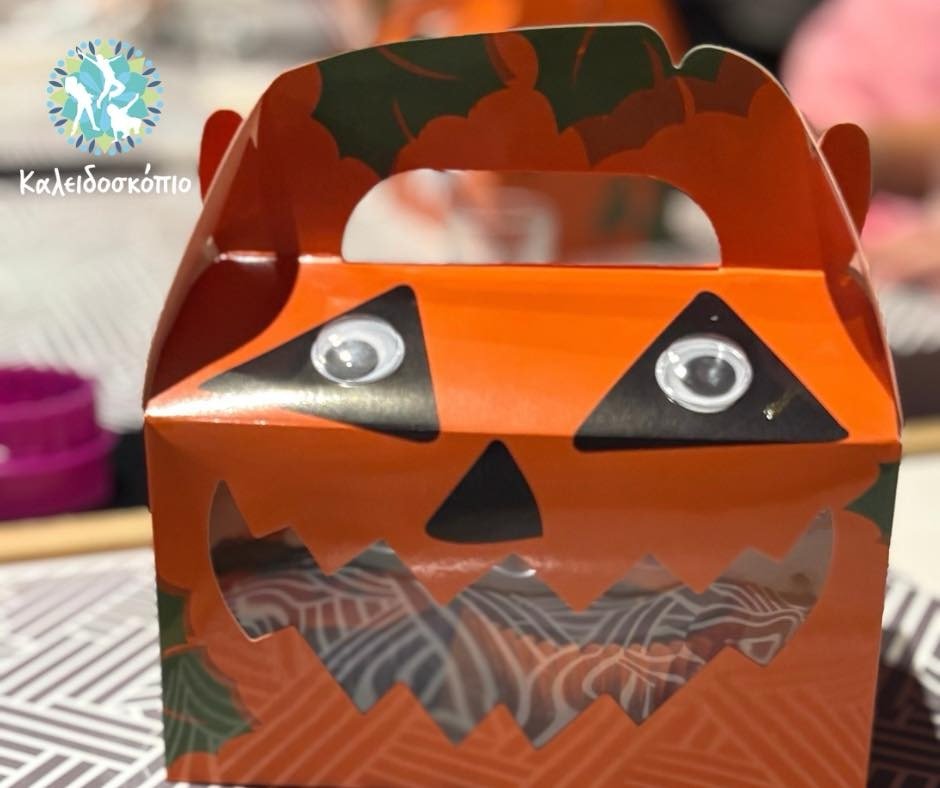 Παιδιά φτιάχνουν spooky Halloween cupcakes στο Καλειδοσκόπιο Ελευσίνας – δημιουργικό εργαστήρι γεμάτο γέλια και φαντασία