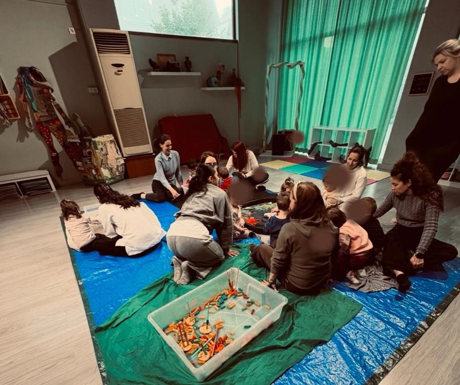 Παιδιά συμμετέχουν σε Pasta Messy Play στο Καλειδοσκόπιο Ελευσίνας με μακαρόνια και αισθητηριακά υλικά