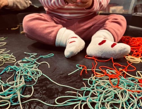 Pasta Messy Play στο Καλειδοσκόπιο – Αισθητηριακή Εξερεύνηση με Μακαρόνια!