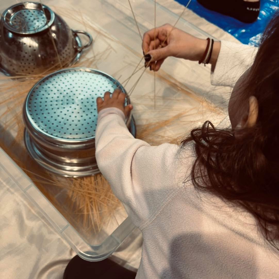 παιδιά φτιάχνουν μακαρόνια στο pasta messy play