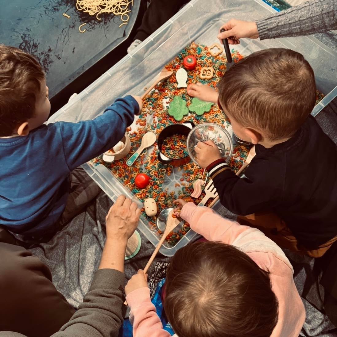 παιδιά εν δράση στο Pasta Messy Play στο Καλειδοσκόπιο Ελευσίνας