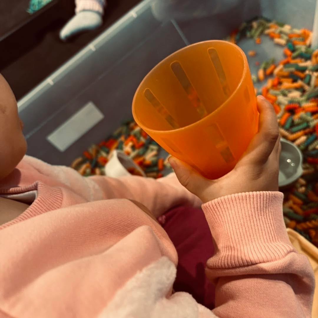 παιδάκι συμμετέχει στο Pasta Messy Play στο Καλειδοσκόπιο Ελευσίνας