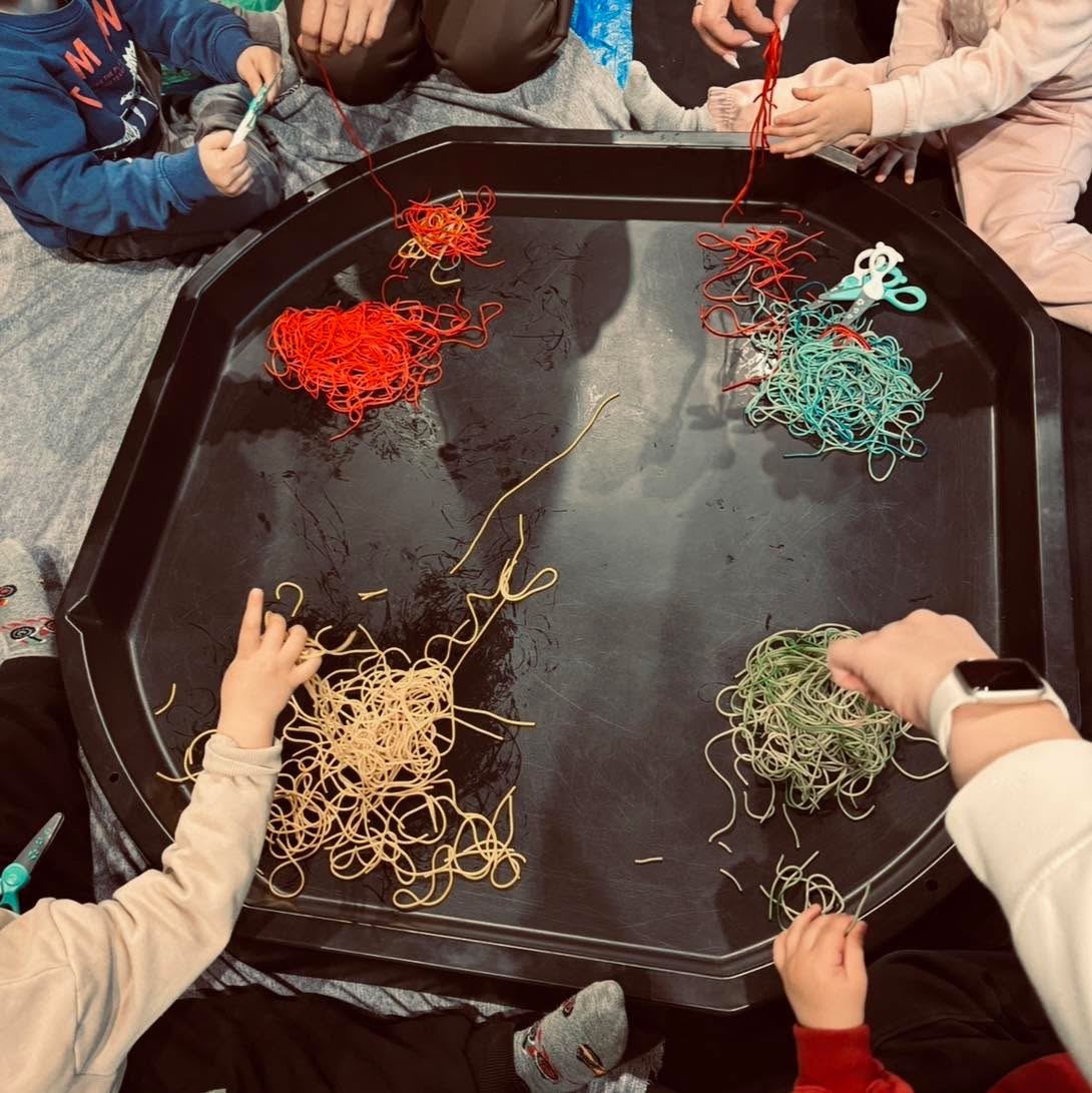 Τα μακαρόνια που έφτιαξαν τα παιδιά στο Pasta Messy Play στο Καλειδοσκόπιο Ελευσίνας