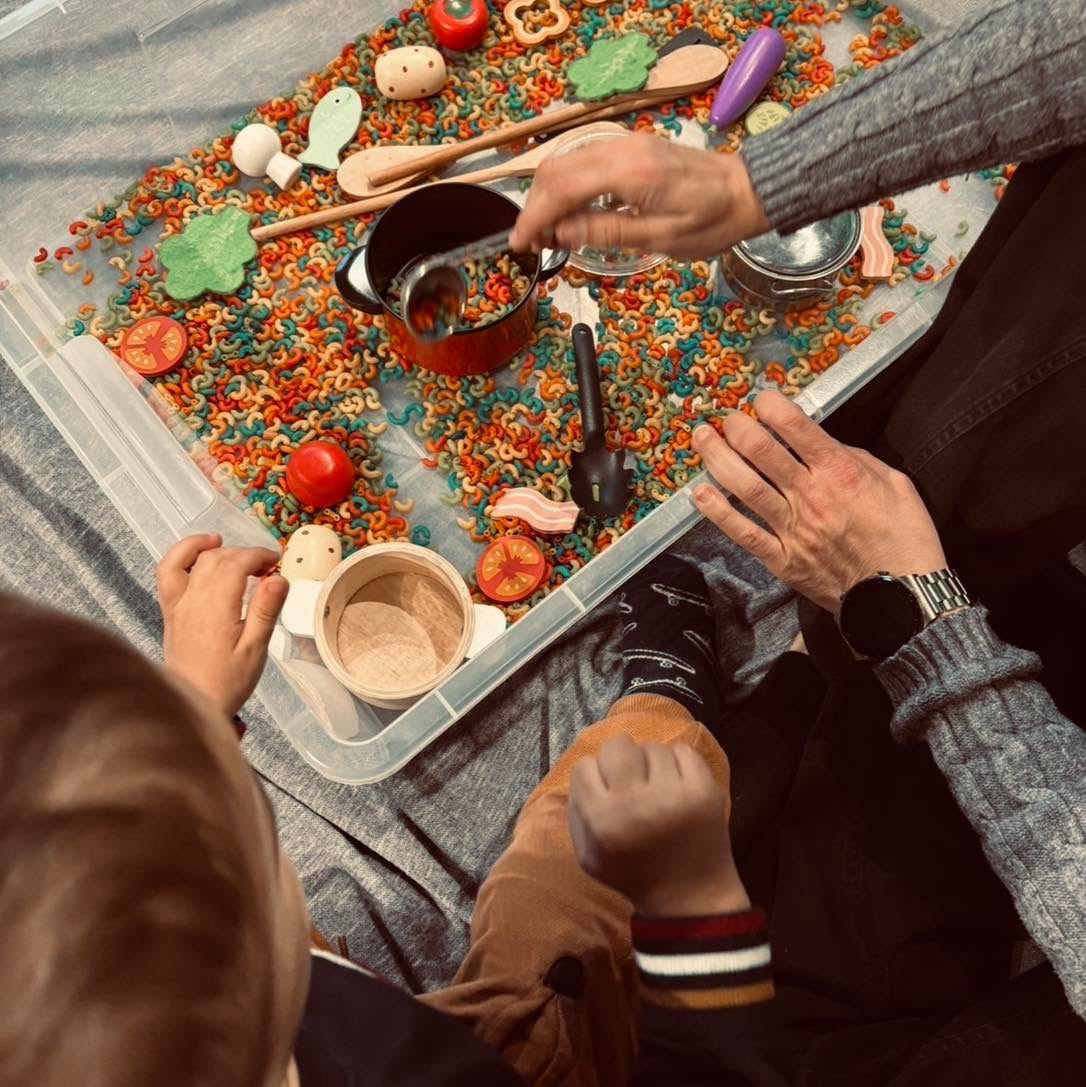 Πολύχρωμα μακαρόνια που που έφτιαξαν τα παιδιά στο Pasta Messy Play στο Καλειδοσκόπιο Ελευσίνας