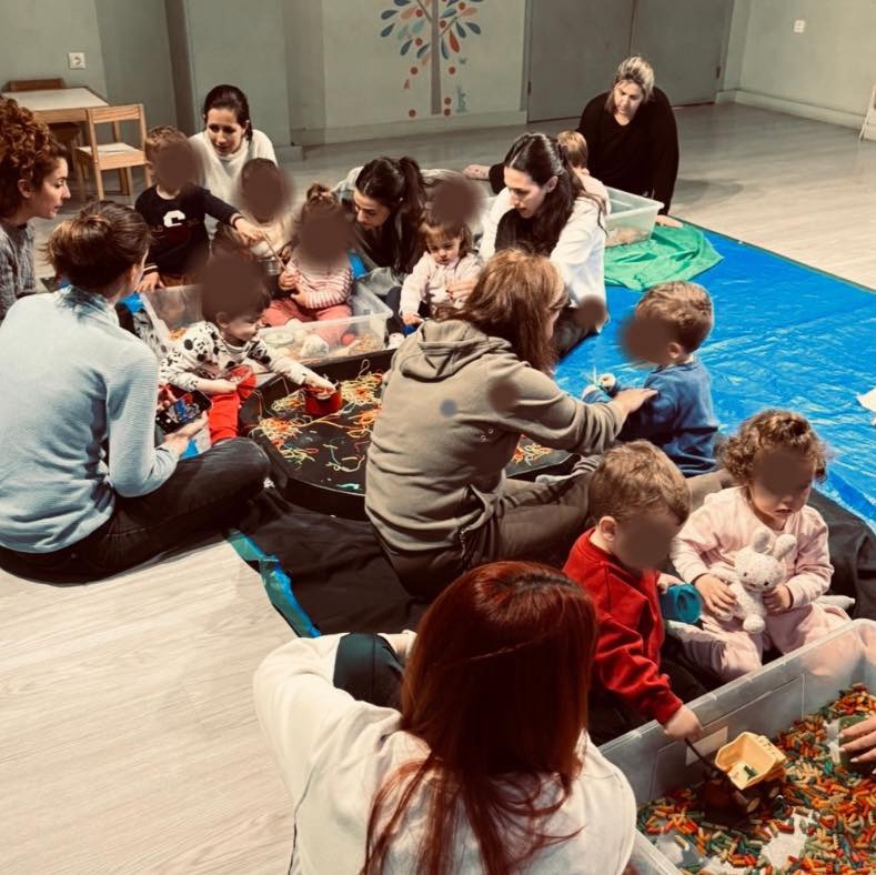 Παιδιά στο Καλειδοσκόπιο Ελευσίνας με μακαρόνια και αισθητηριακά υλικά