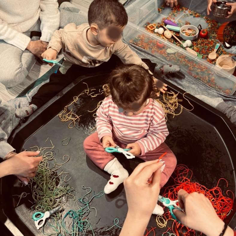 Παιδιά χαίρονται που παίζουν με τα μακαρόνια που έφτιαξαν στο Pasta Messy Play