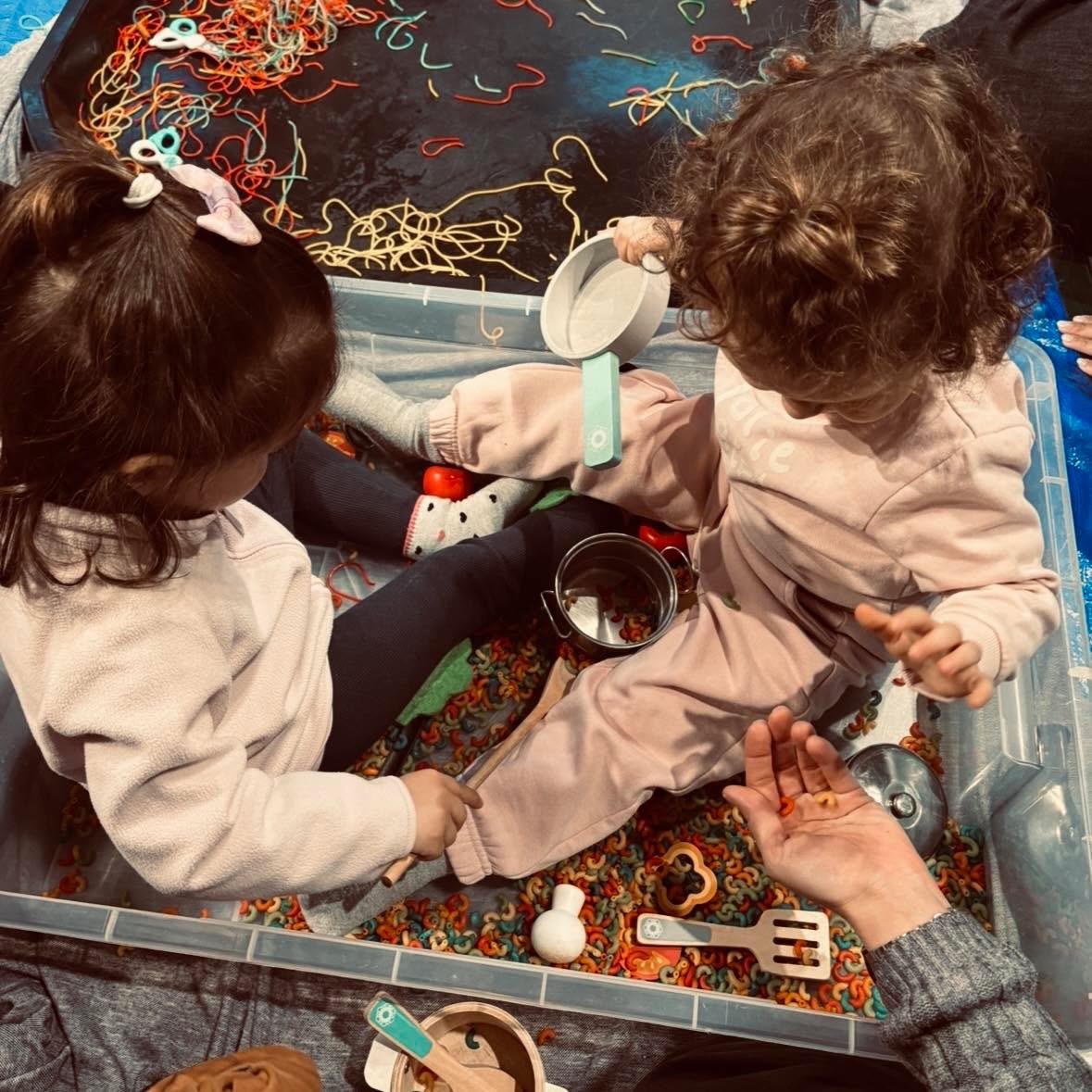 Παιδιά χαίρονται που... γίνονται Messy με τα μακαρόνια που έφτιαξαν στο Pasta Messy Play στο Καλειδοσκόπιο Ελευσίνας