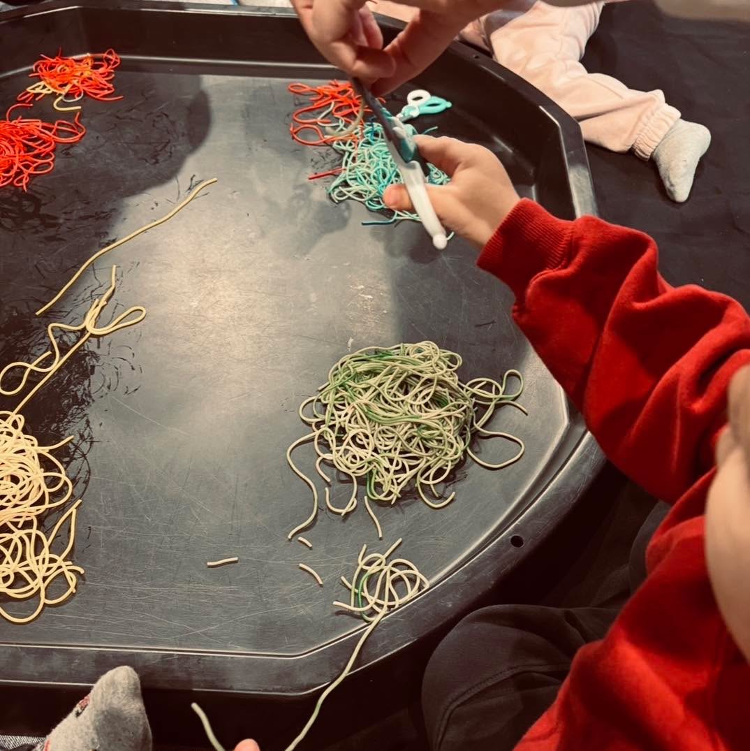 μακαρόνια, χρωματιστά που έφτιαξαν τα παιδιά στο Pasta Messy Play στο Καλειδοσκόπιο Ελευσίνας