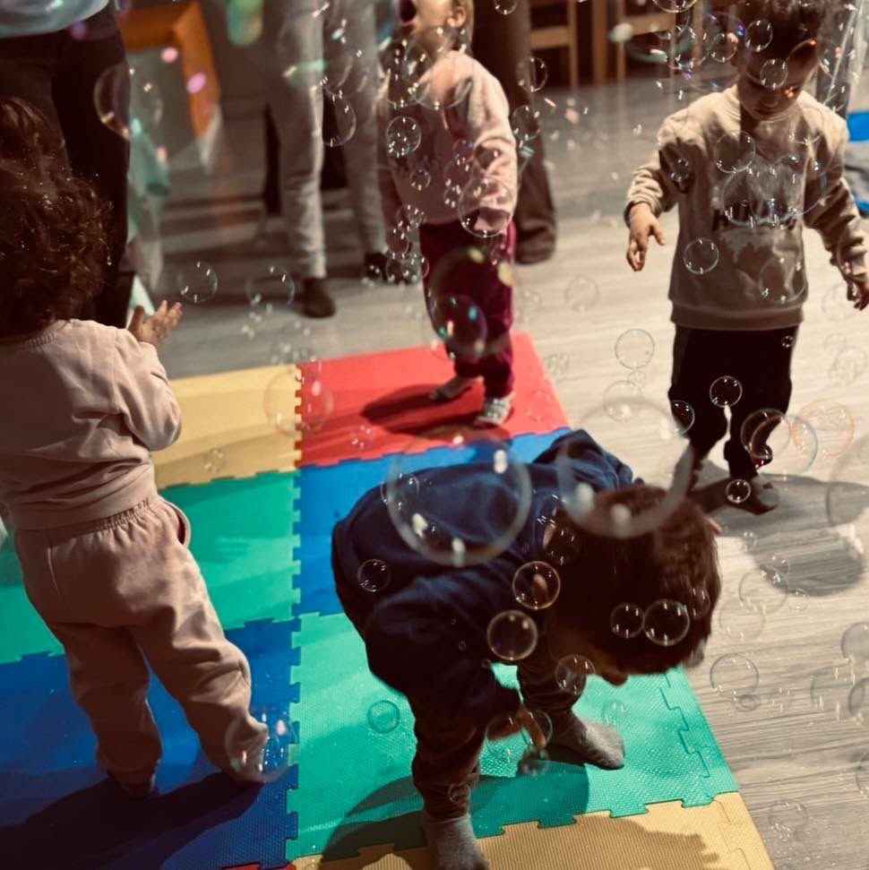 Παιδάκια εν δράση στο Καλειδοσκόπιο Ελευσίνας ενώ απολαμβάνουν το Pasta Messy Play